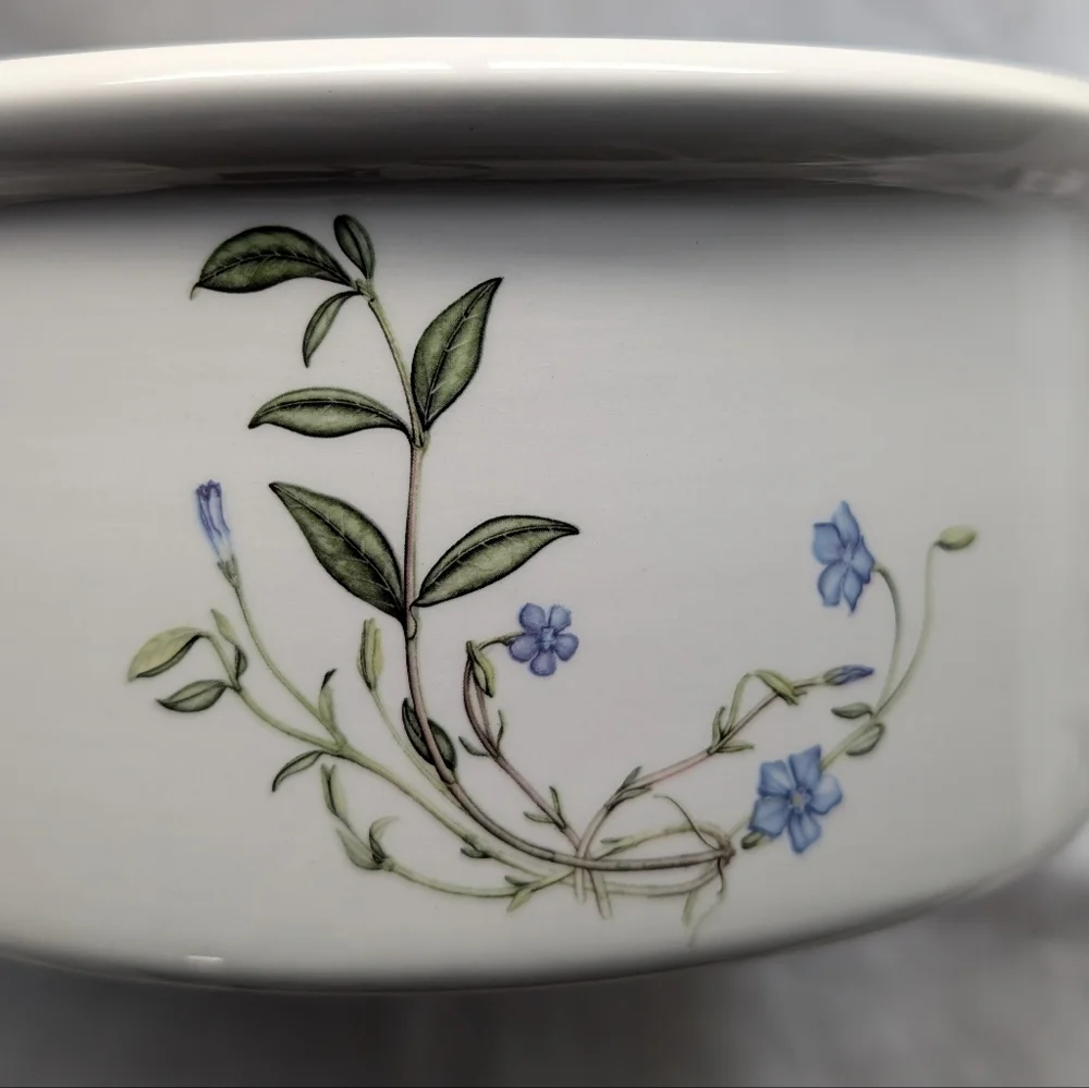 Portmeirion Queen's Hidden Garden Periwinkle Blue Floral Casserole Pot & Cover - Picture 13 of 14